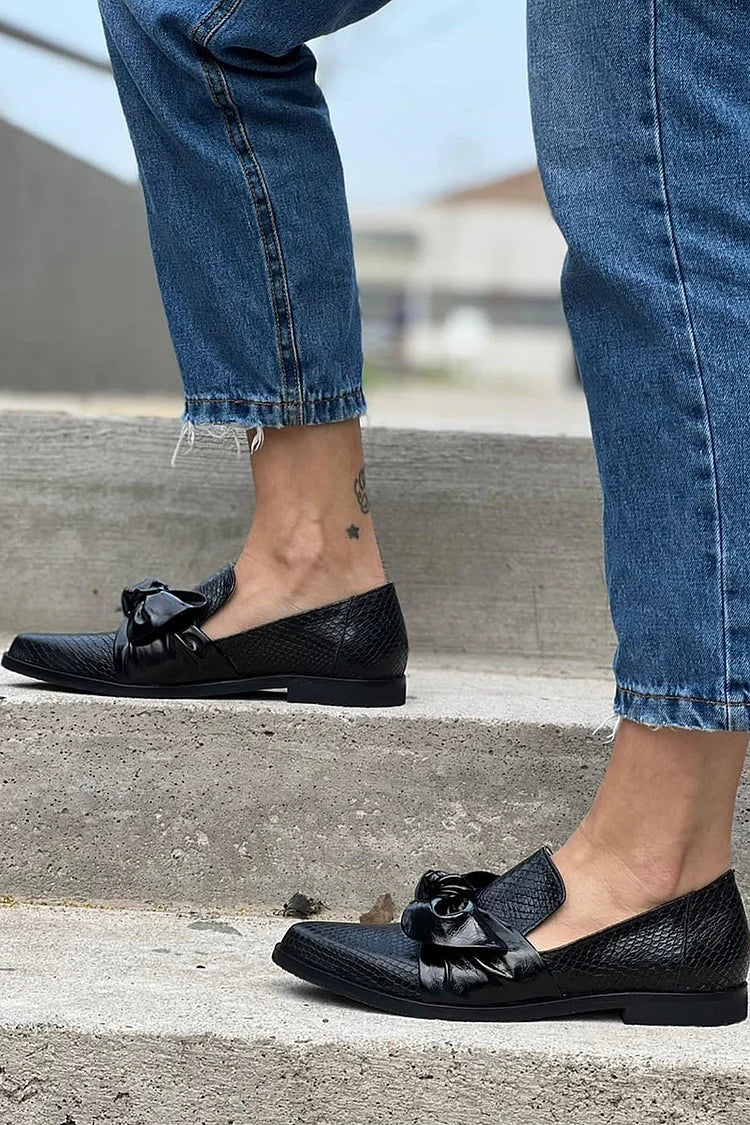 BLACK LOAFERS WITH SHINY BOW