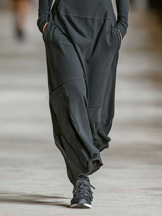 Casual Maxi Dress with Black Turtleneck and Zip-Up Design